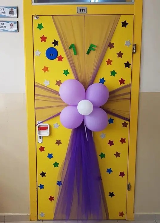 ابواب فصول مزينة بالورق الملون والبالونات تزيين ابواب فصول رياض الاطفال